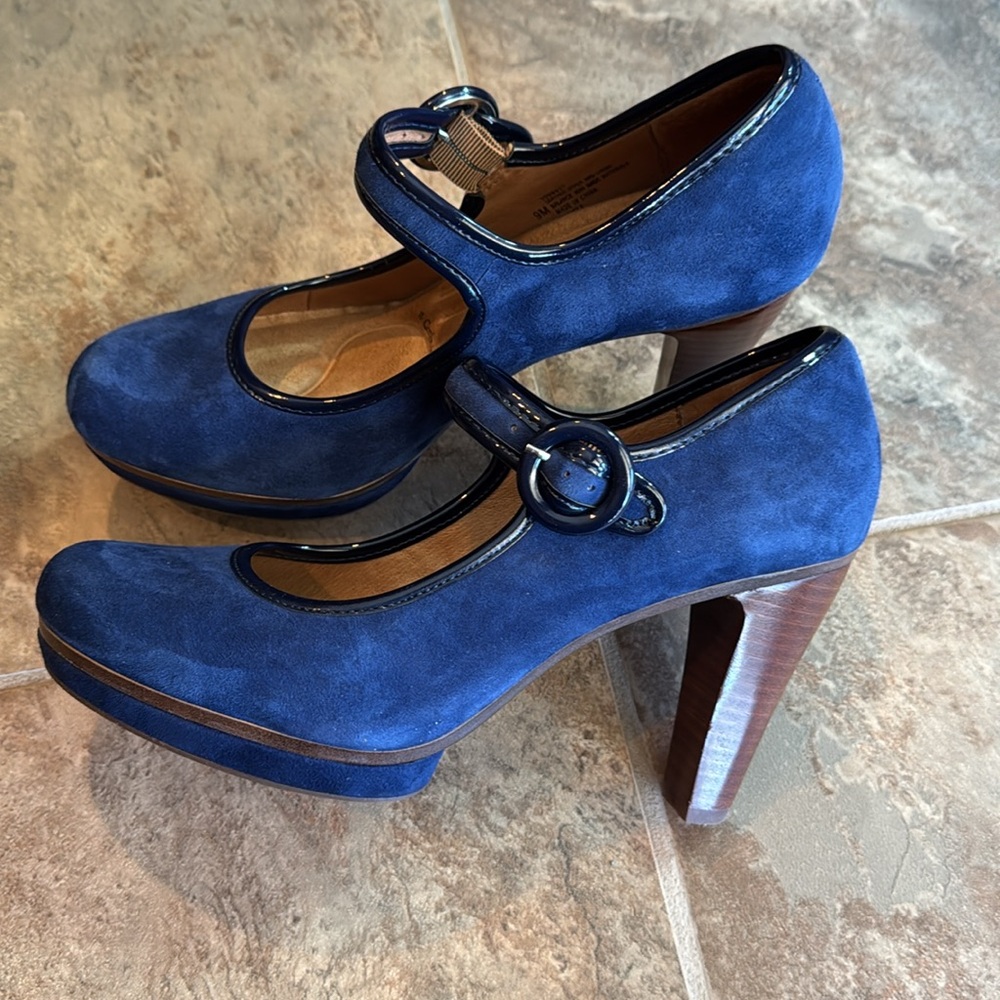 Sofft Mary Jane suede heels in EUC